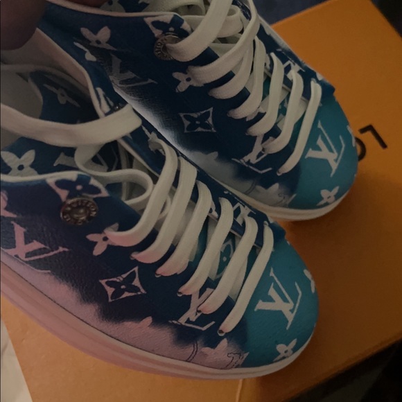 Authentic Louis Vuitton sneakers - Picture 2 of 4